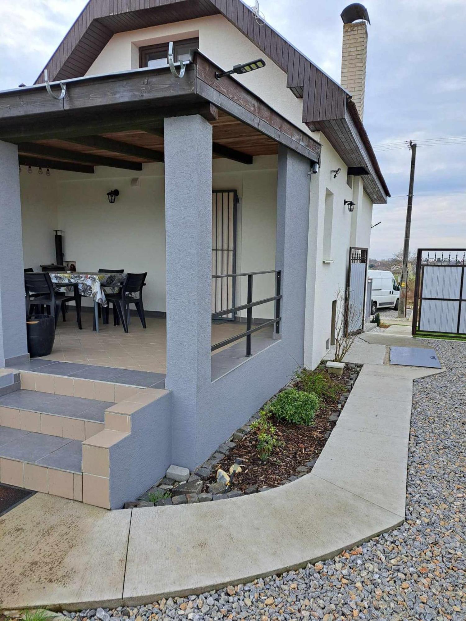Grapeline Guesthouse Chotin Exterior foto